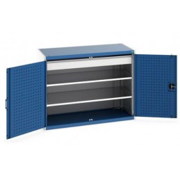 Armoire CUBIO avec portes perforées et 2 tiroirs avec portes bleues