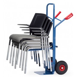 Diable porte-chaises support autobloquant : mise en situation en déménageant des chaises.