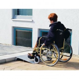 Rampe d'accès pour fauteuils SB-K, exemple avec un fauteuil roulant.