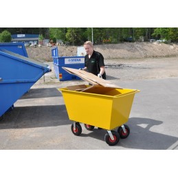 Chariot à déchets 200 litres en situation pour le déchargement de déchets cartons.
