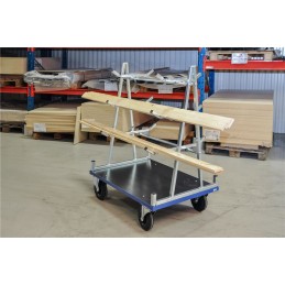 Chariot pour le transport de panneaux jusqu'à 500 kg, exemple avec des planches.