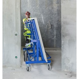 Chariot porte panneau haut de gamme pour chantiers exigeants, passage de porte sur un chantier BTP.